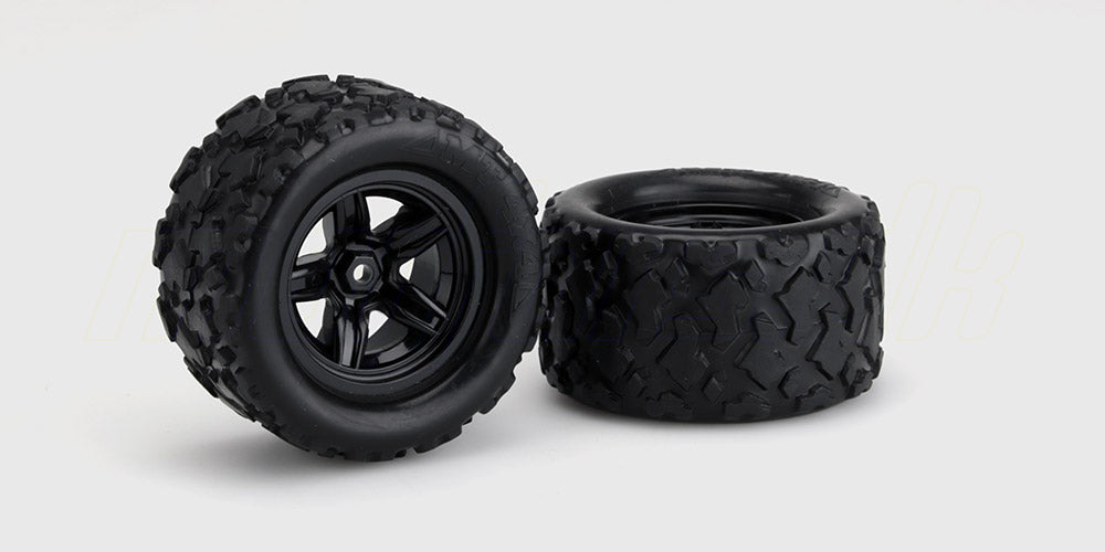 Komplette Hurricane hjul med sorte fælge og dæk til fjernstyret bil.