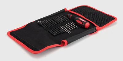 Åbent Traxxas Speed Bit Toolkit i sort taske med værktøjsbits til reparation af fjernstyrede biler.