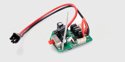 Sort ESC og modtager enhed til fjernstyret bil med ledninger og rødt stik vist på hvid baggrund.