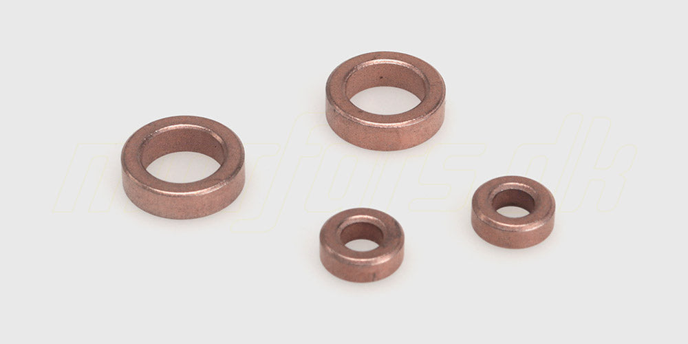 Fire kobberfarvede fælge til fjernstyret bil opstillet på en hvid baggrund.