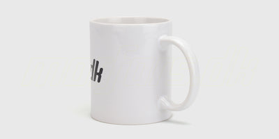 Hvidt Morfars.dk kaffekrus med blåt logo og illustration af en fjernstyret bil på en hvid baggrund.