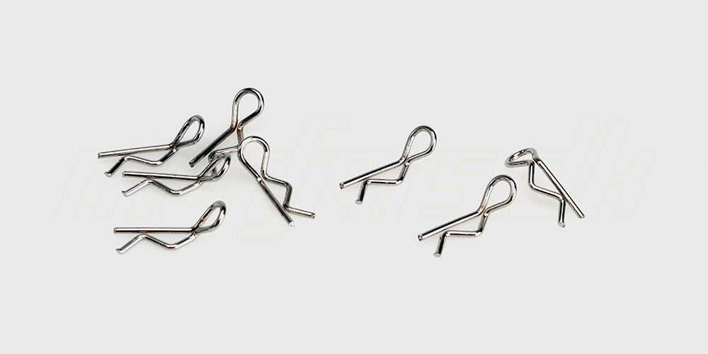 Sæt med små sølvfarvede karrosseriklips til fastgørelse af karrosseriet på en fjernstyret bil.