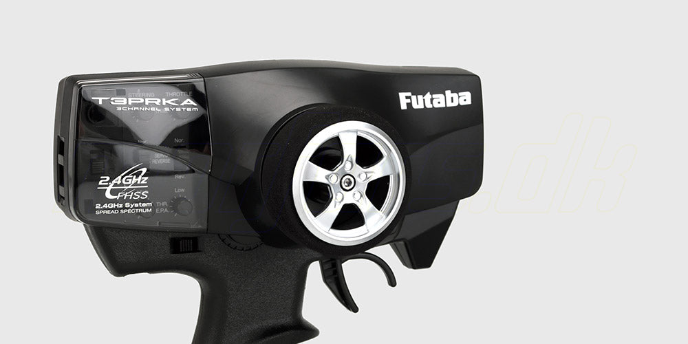 Futaba 3PRKA radiosæt med ergonomisk pistolgreb og modtager til fjernstyrede biler vist på hvid baggrund.
