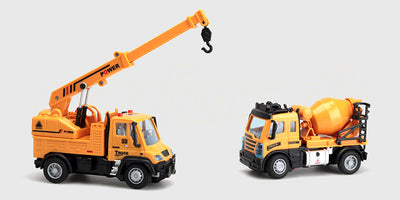 Lille rød og hvid mikro fjernstyret bil i en gennemsigtig opbevaringsboks med tilhørende fjernbetjening.