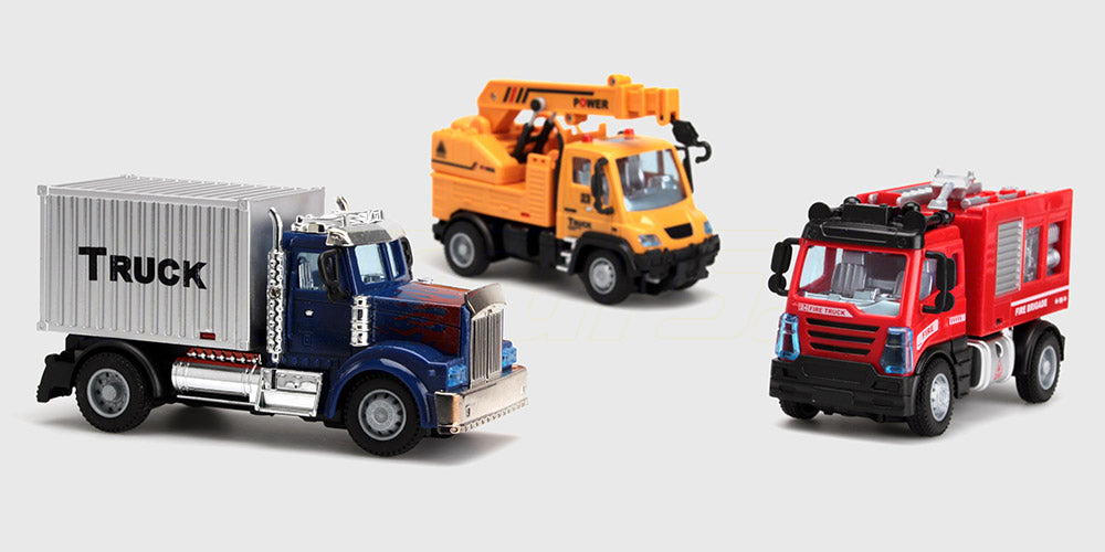 Lille rød og hvid mikro fjernstyret bil i en gennemsigtig opbevaringsboks med tilhørende fjernbetjening.