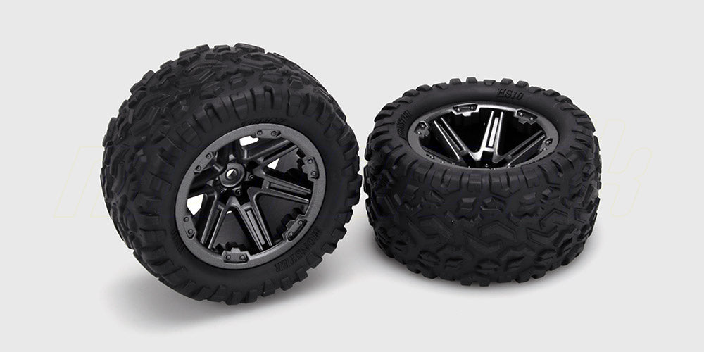 To sorte Hammer Wheels hjulsæt med grove dæk og hvide fælge til fjernstyret monstertruck på hvid baggrund.