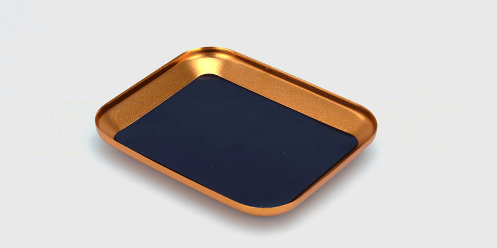 Magnetisk blå skruebakke i aluminium til organisering af smådele og skruer under reparation af fjernstyrede biler.