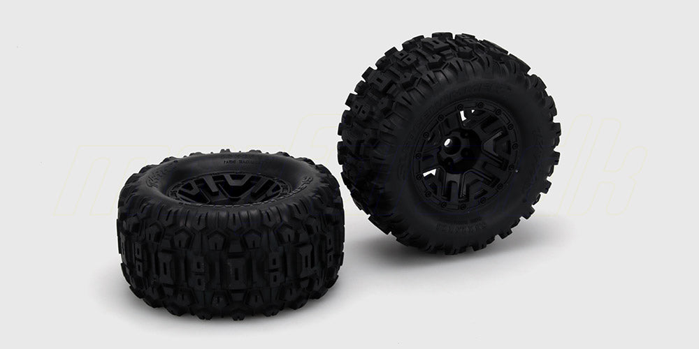 To sæt Traxxas Sledgehammer dæk monteret på sorte fælge til fjernstyret offroad bil.