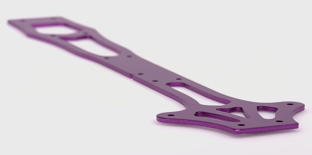 Sort upper deck reservedel til chassiset på en fjernstyret bil med præcise monteringshuller.