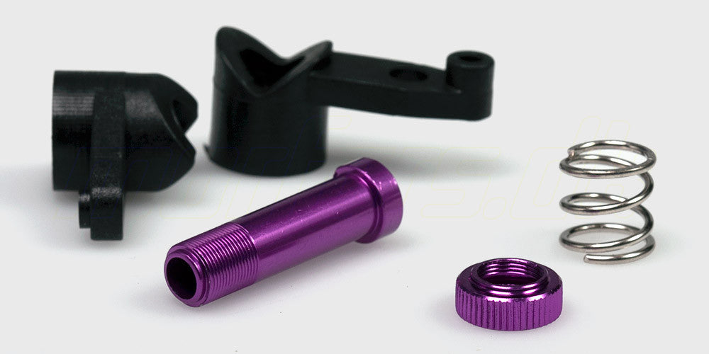 Sæt med fire hvide styrebøsninger i plast til fjernstyret bil, vist på hvid baggrund.