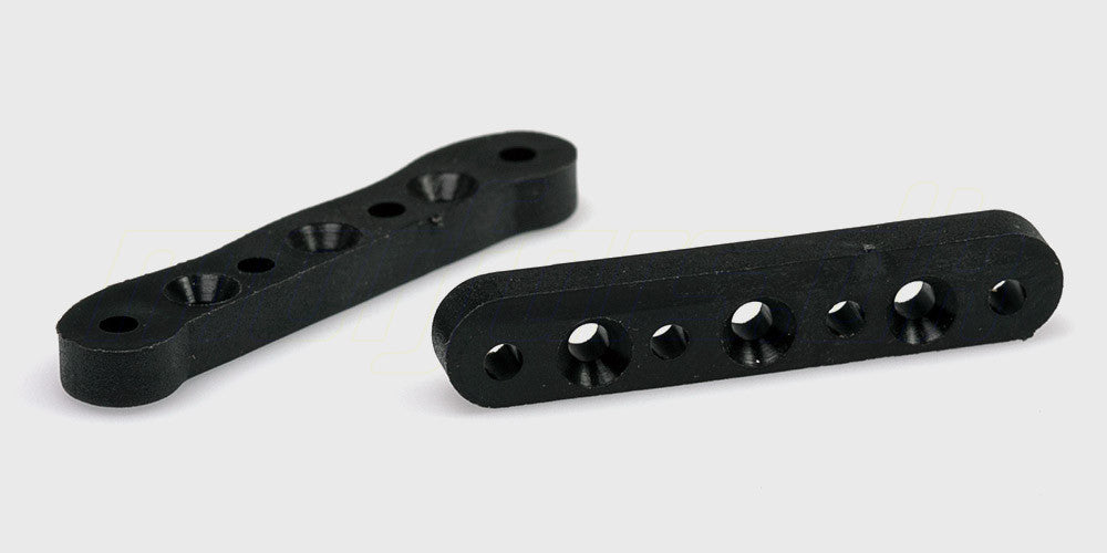 Nedre ophængsbeslag i sort plast til montering af bærearme på en fjernstyret bil.