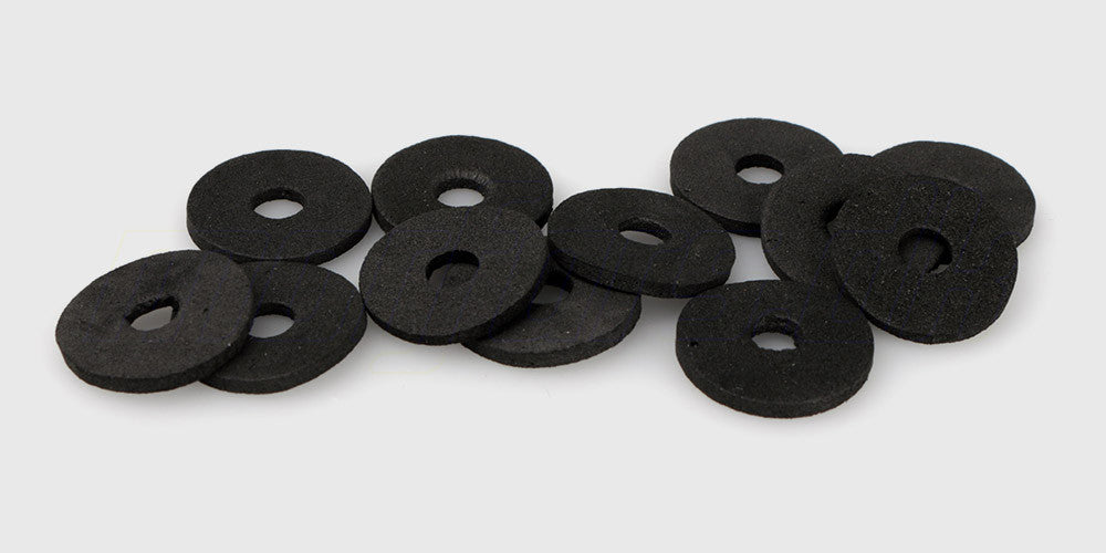Små runde beskyttelsespads i sort skum til montering på fjernstyrede biler.