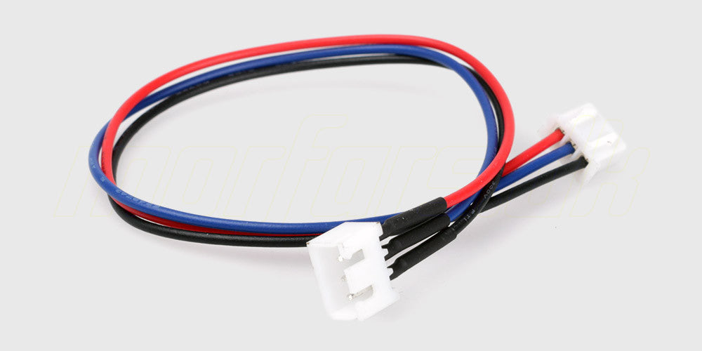 Forlængerkabel til 2S LiPo batteri med hvide balance-stik og trefarvede ledninger til RC-brug.