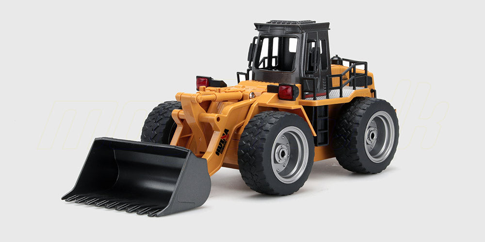 Gul fjernstyret gummiged med bevægelig skovl til realistisk leg og hobby.