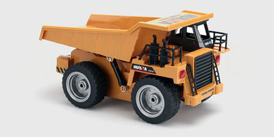 Gul fjernstyret dumper med bevægeligt lad til leg på byggepladsen.