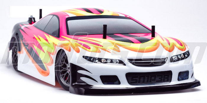 Lyserødt MZDS-6 touring car karosseri til fjernstyret bil set fra siden.