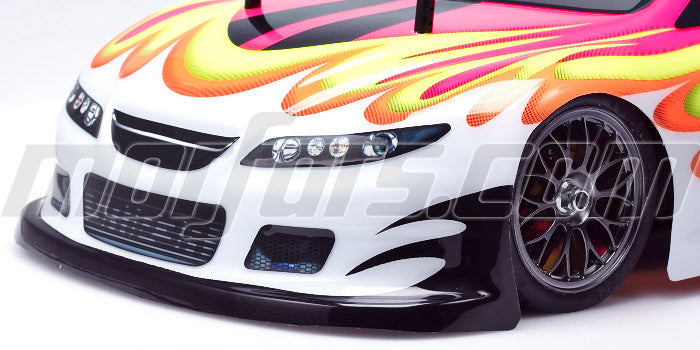 Lyserødt MZDS-6 touringbil karosseri set fra siden med detaljerede vinduesrammer og spoilervinge bagpå.