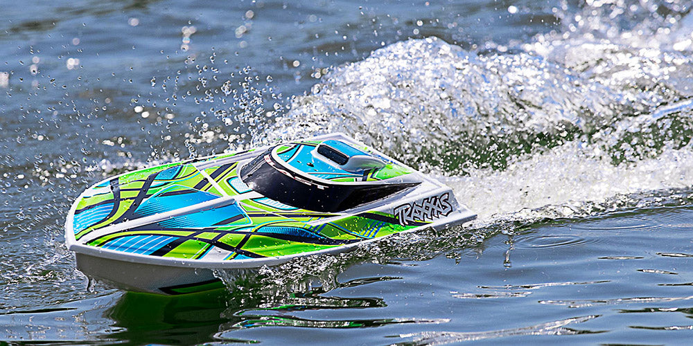 Hvid Traxxas Blast fjernstyret racerbåd med blåt og rødt grafikdesign set skråt forfra.