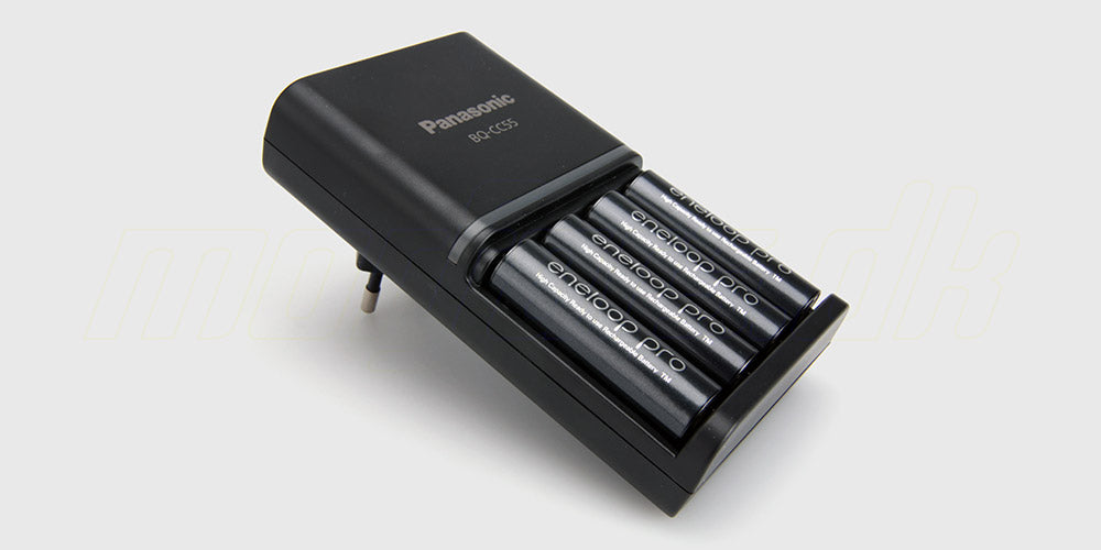 Panasonic Eneloop Pro batterioplader med fire sorte genopladelige AA-batterier på 2500mAh i hvid indpakning.