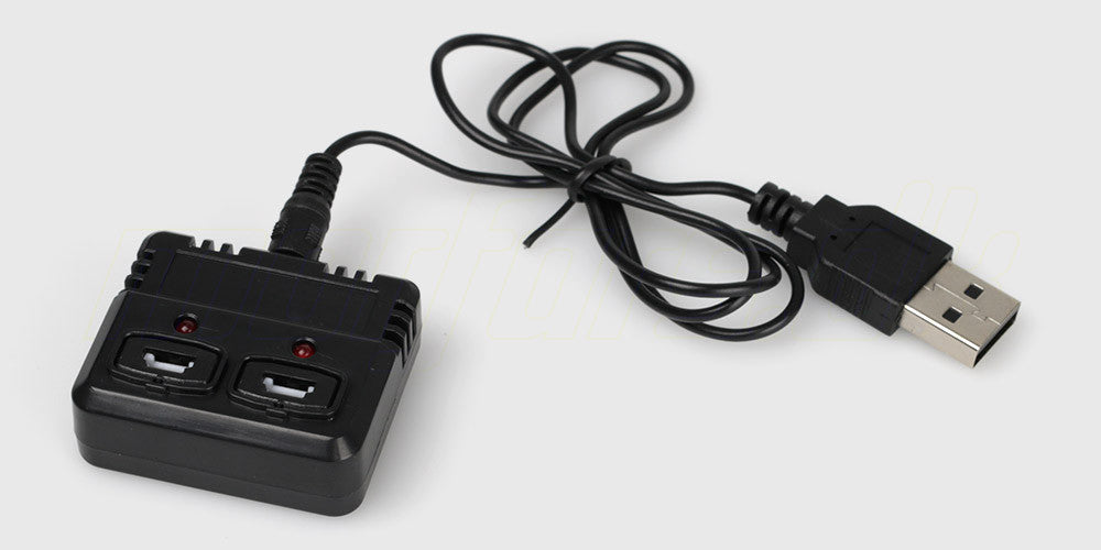 F949 USB dual oplader med to hvide ladekabler til fjernstyret Cessna flyvener.