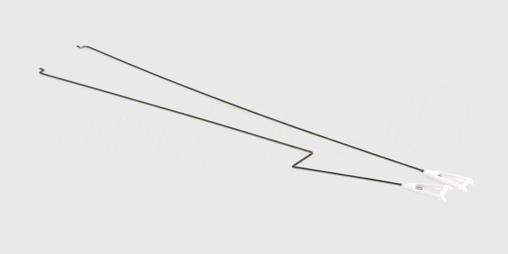 To tynde metalstænger til servostyring på et WLtoys F949 fjernstyret fly.