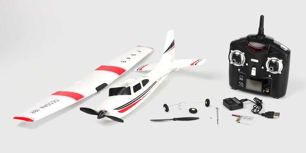 Cessna 182 fjernstyret fly i hvidt design med propel og vinger klar til start i det fri.