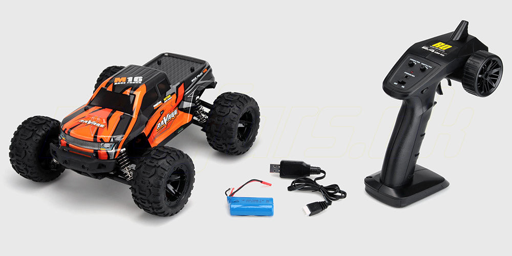 Grøn Ravage fjernstyret bil med store dæk, batteri og USB-oplader på hvid baggrund.