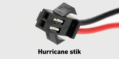 Nærbillede af Hurricane batteristik på et 7,4V Li-ion 3000 mAh batteri til fjernstyrede biler.