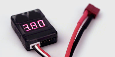 LiPo Buzzer V2 spændingstester med digitalt LED-display og indbygget alarm til RC-batterier.