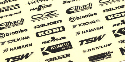 Ark med hvide Racez racer-klistermærker og sponsorlogoer til styling af fjernstyrede biler.