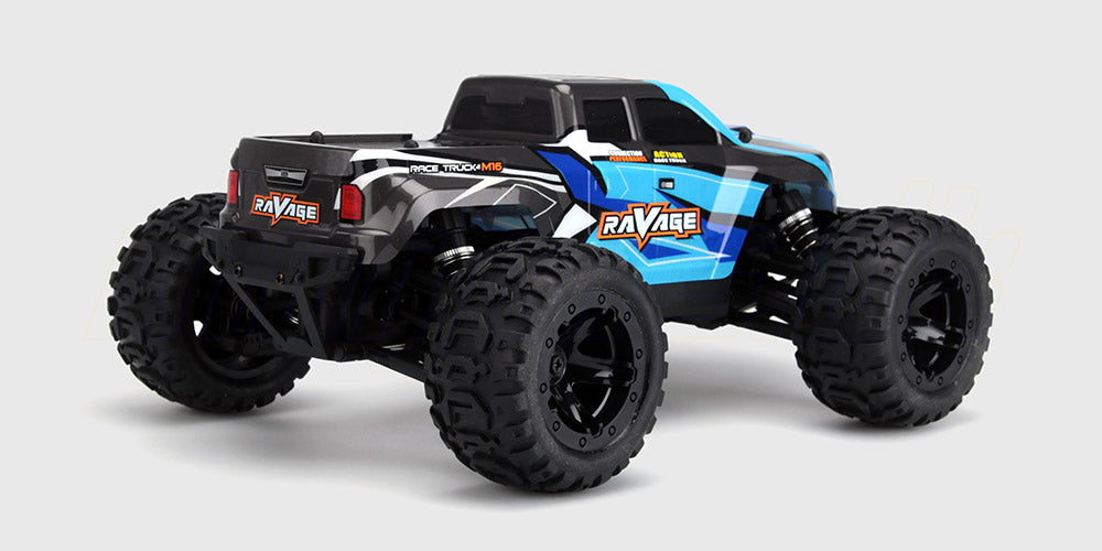 Sort Ravage fjernstyret bil med store offroad-hjul og røde detaljer vist på hvid baggrund.