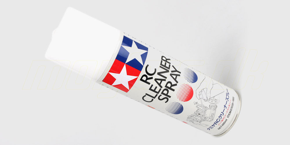 Tamiya RC Cleaner Spray i blå dåse til effektiv rengøring og vedligeholdelse af fjernstyrede biler.