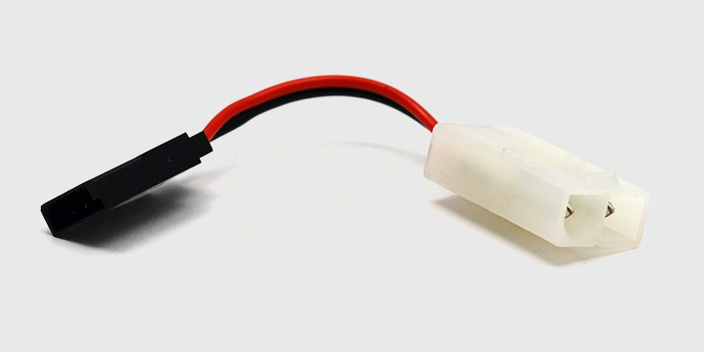 Sort konverteringskabel til receiver pack med rødt Tamiya-stik og sort servostik til fjernstyrede biler.