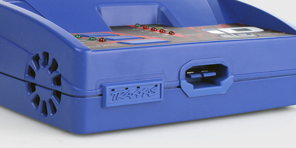 Sort Traxxas EZ-Peak Plus hurtigoplader til NiMH og LiPo batterier med iD-teknologi og statuslys.