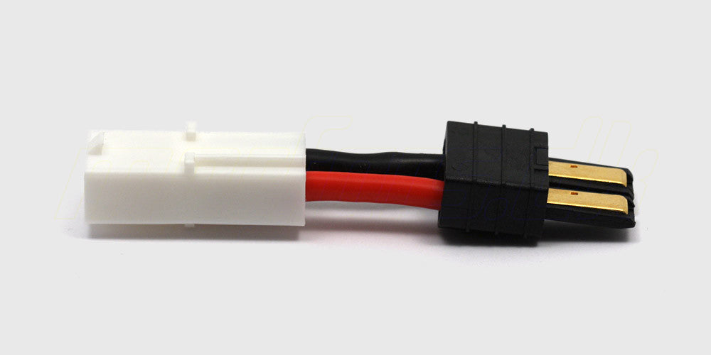 Adapterkabel med sort TRX-hanstik og hvidt Tamiya-hunstik til fjernstyrede biler.