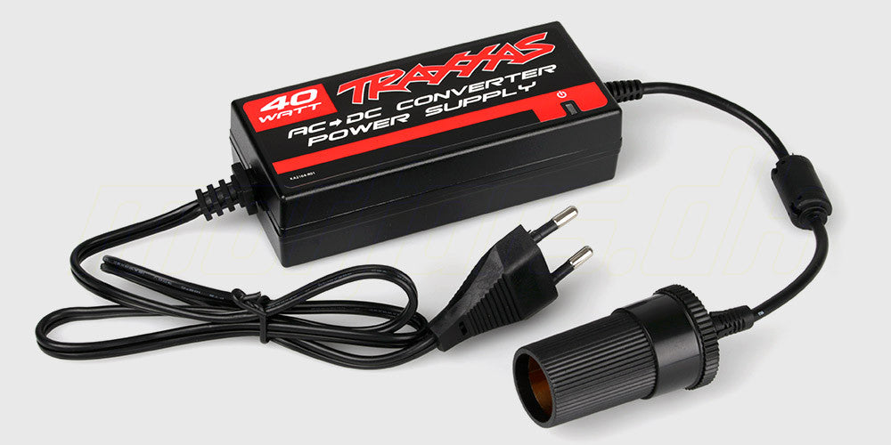 Sort Traxxas 40W AC til DC strømomformer med EU-stik og 12V cigarstik-udtag til RC-opladere.