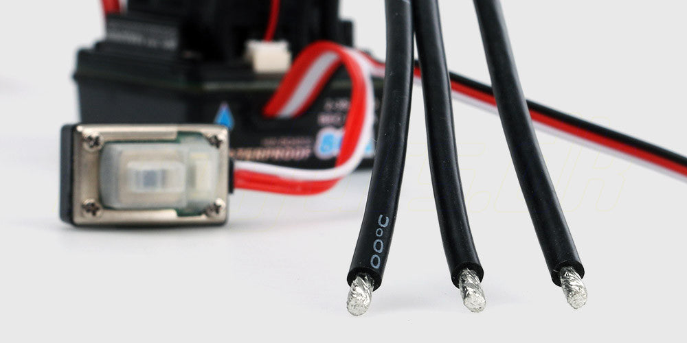 Vandtæt EZRUN WP-80A brushless ESC fartregulator til fjernstyrede biler vist med køleblæser og ledninger.