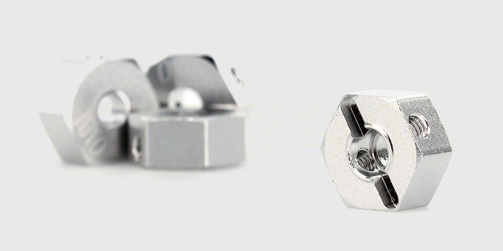 Blå anodiserede 12mm hex hjulmøtrikker i aluminium til montering på fjernstyret bil.